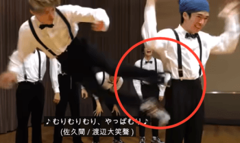 向井康二さんが深澤辰哉さんに飛び蹴りをする画像