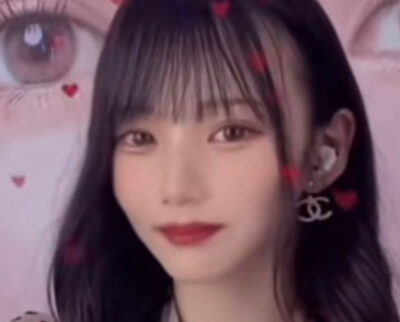 ブランドを身につける岡本姫奈