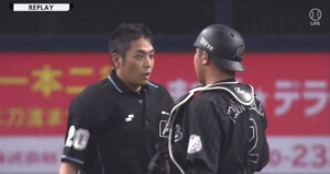 白井一行球審