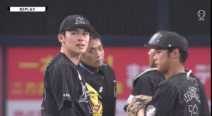 佐々木朗希に詰め寄る白井一行球審